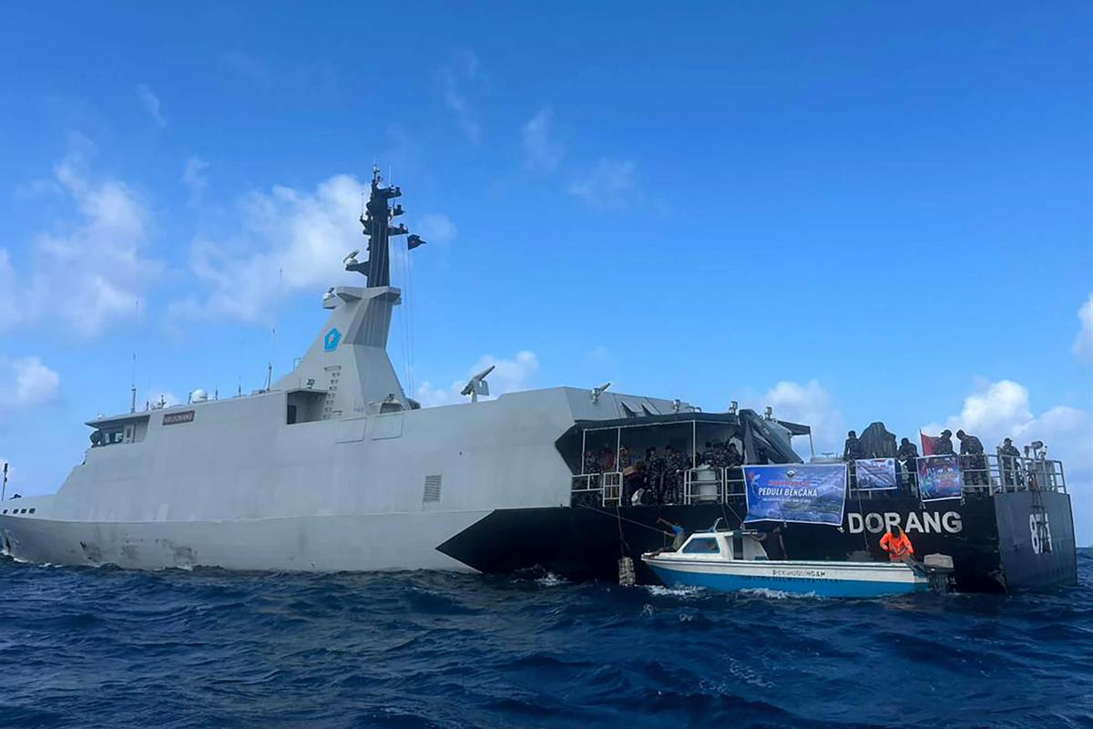 FOTO: KRI Dorang Salurkan Bantuan ke Desa Terisolasi Halmahera Barat