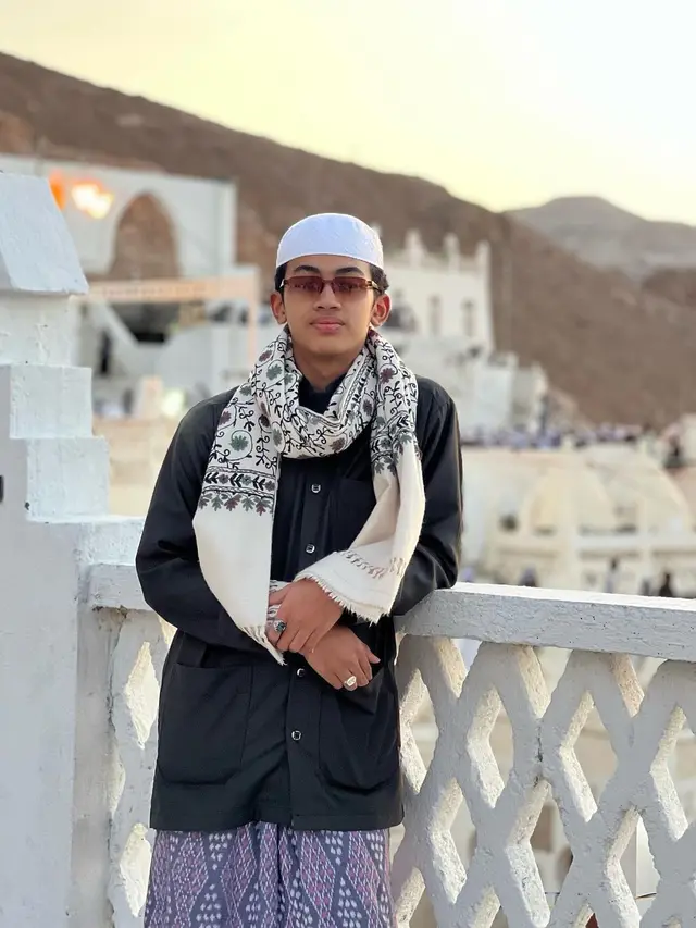 Potret Umi Pipik Antarkan Putra Bungsu Potong Rambut, Attaya Bilal Makin Ganteng dengan Model Rambut Baru