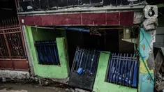 Kondisi rumah warga yang roboh akibat pembuatan saluran air di Jalan Kayu Manis IX, Matraman, Jakarta Timur, Senin (16/12/2019). Pelaksana pembangunan saluran air akan bertanggung jawab memperbaiki rumah yang telah lapuk fondasinya tersebut mulai Senin. (Liputan6.com/Faizal Fanani)