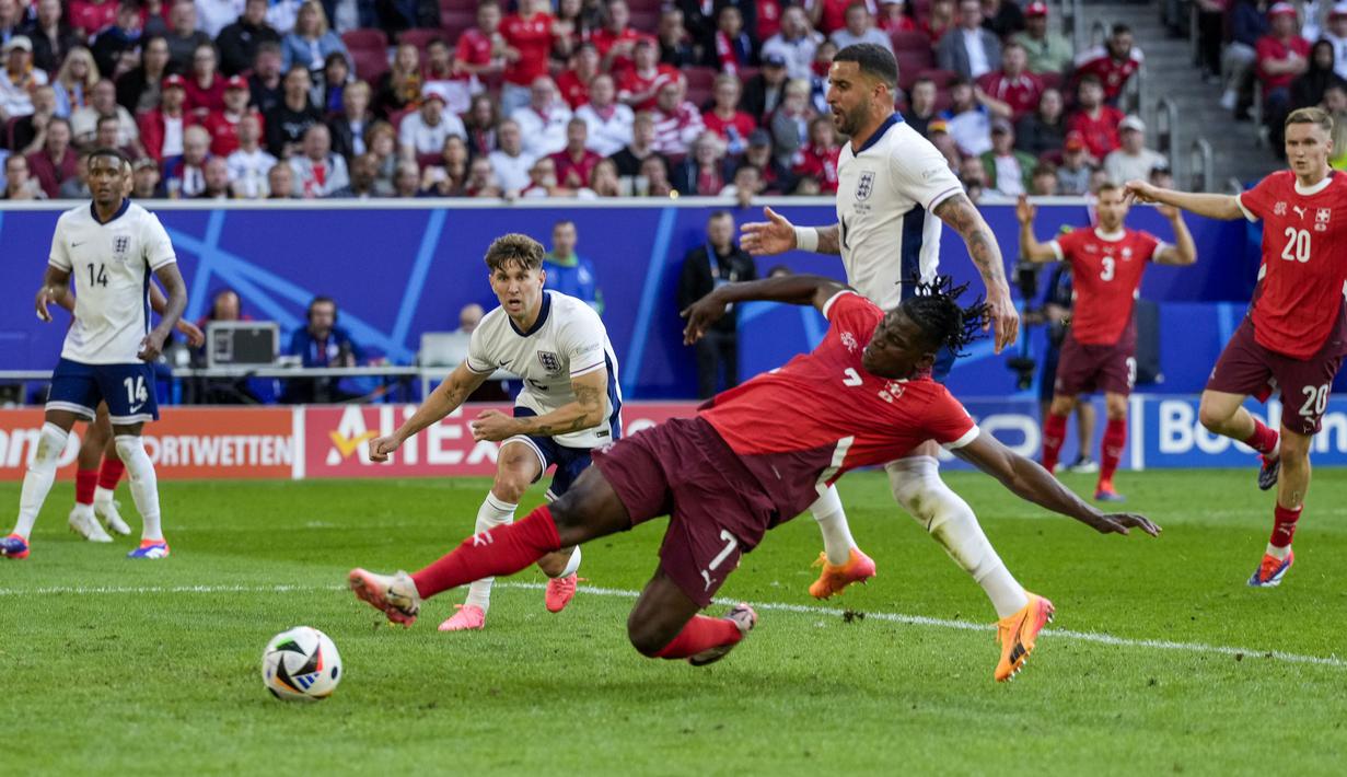 <p>Pemain Swiss, Breel Embolo mencetak gol pertama timnya ke gawang Inggris pada laga perempat final Euro 2024 di Duesseldorf Arena, Duesseldorf, Jerman, Sabtu (06/07/2024). (AP Photo/Frank Augstein)</p>