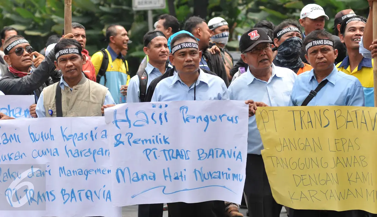 Sopir bus Transjakarta mengenakan ikat kepala bertuliskan karyawan PT Trans Batavia ketika demo di Balai Kota, Jakarta, Rabu (14/9) . Mereka menuntut PT Trans Batavia membayar gaji mereka sejak Maret hingga Agustus 2016. (Liputan6.com/Gempur M Surya)