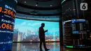 Pekerja melihat pergerakan harga saham di Jakarta, Rabu (2/10/2024). (Liputan6.com/Angga Yuniar)
