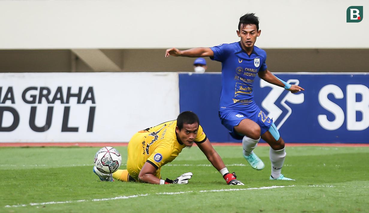 Pemain PSIS Semarang, Hari Nur Yulianto (kanan) berusaha mencetak gol dibayangi kiper Persikabo 1973, Tedi Heri Setiawan dalam laga pekan ke-12 BRI Liga 1 2021/2022 di Stadion Manahan, Solo, Kamis (18/11/2021). (Bola.com/Bagaskara Lazuardi)