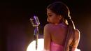 Ariana Grande membawakan lagu pada album terbaru "Dangerous Woman" pada MTV Movie Awards 2016 di Warner Bros Studios, California, USA (10/4). Dengan gaun merah muda dan bulu Ariana  ampil memukau di MTV Movie Awards 2016. (REUTERS/Kevork Djansezian)