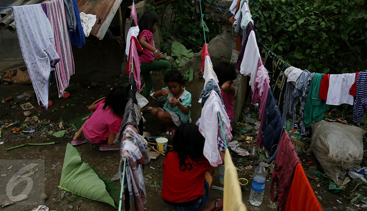 Sejumlah anak terlihat asyik bermain di pengungsian Sinabung, Desa Batu Karang, Medan, Sabtu (4/7/2015). Sebanyak 1254 jiwa dari desa Gursinayan sudah mengungsi selama 1 bulan. (Liputan6.com/JohanTallo)