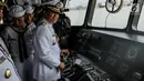 Kepala Staf Angkatan Laut (Kasal) Laksamana TNI Ade Supandi meninjau ruang kemudi armada baru KRI Kurau 856 usai diresmikan di Dermaga Pelabuhan Sunda Kelapa, Jakarta, Kamis (6/7). (Liputan6.com/Faizal Fanani)