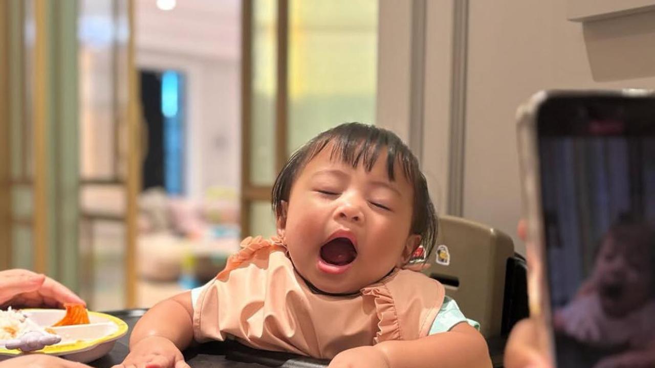 Ekspresi Gemas! Potret Lily Saat Makan Ini Mirip Emoticon Hidup