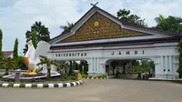 Suasana gerbang masuk Universitas Jambi di kawasan Mendalo, Kabupaten Muarojambi. (Andre/B Santoso/Liputan6.com)