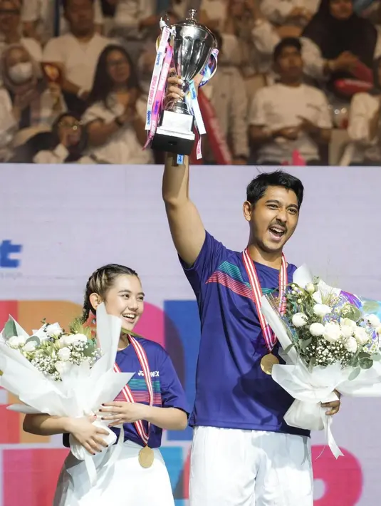 Serasi dengan Ziva, Arya Saloka pun kenakan jersey yang sama dan celana pendek putih [@arya.saloka]