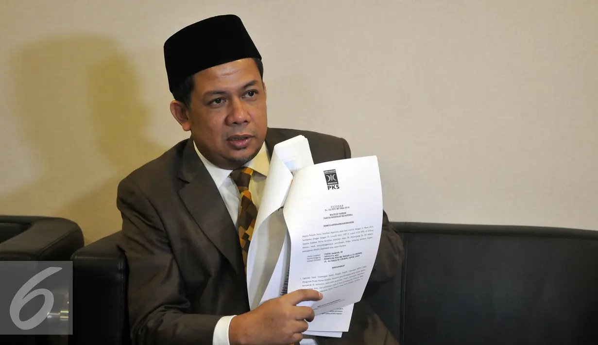 Wakil Ketua DPR Fahri Hamzah menunjukan dokumen saat mengelar jumpa pers terkait proses pengaduannya ke MKD atas tindakan yang dilakukan Petinggi PKS Sohibul iman, Surahman Hidayat dan Hidayat Nur Wahid di Jakarta (29/4). (Liputan6.com/Johan Tallo)