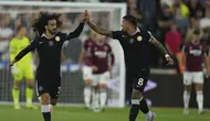 Bek Chelsea, Marc Cucurella dan Enzo Fernandez merayakan gol ke gawang West Ham di pekan 2 Liga Inggris, Sabtu 23 Agustus 2025. (c) AP Photo/Dave Shopland