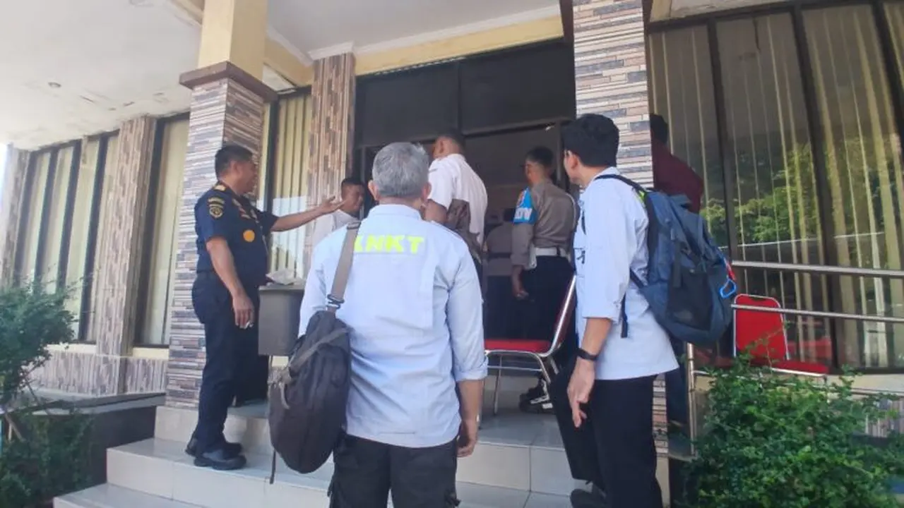 Tim KNKT didampingi Kepala KSOP Manado memeriksa kapten KM Barcelona V berinisial IB pada, Jumat (25/07/2025).