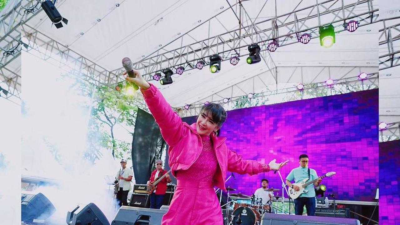 Uut Permatasari Tampil Stylish dan Tertutup