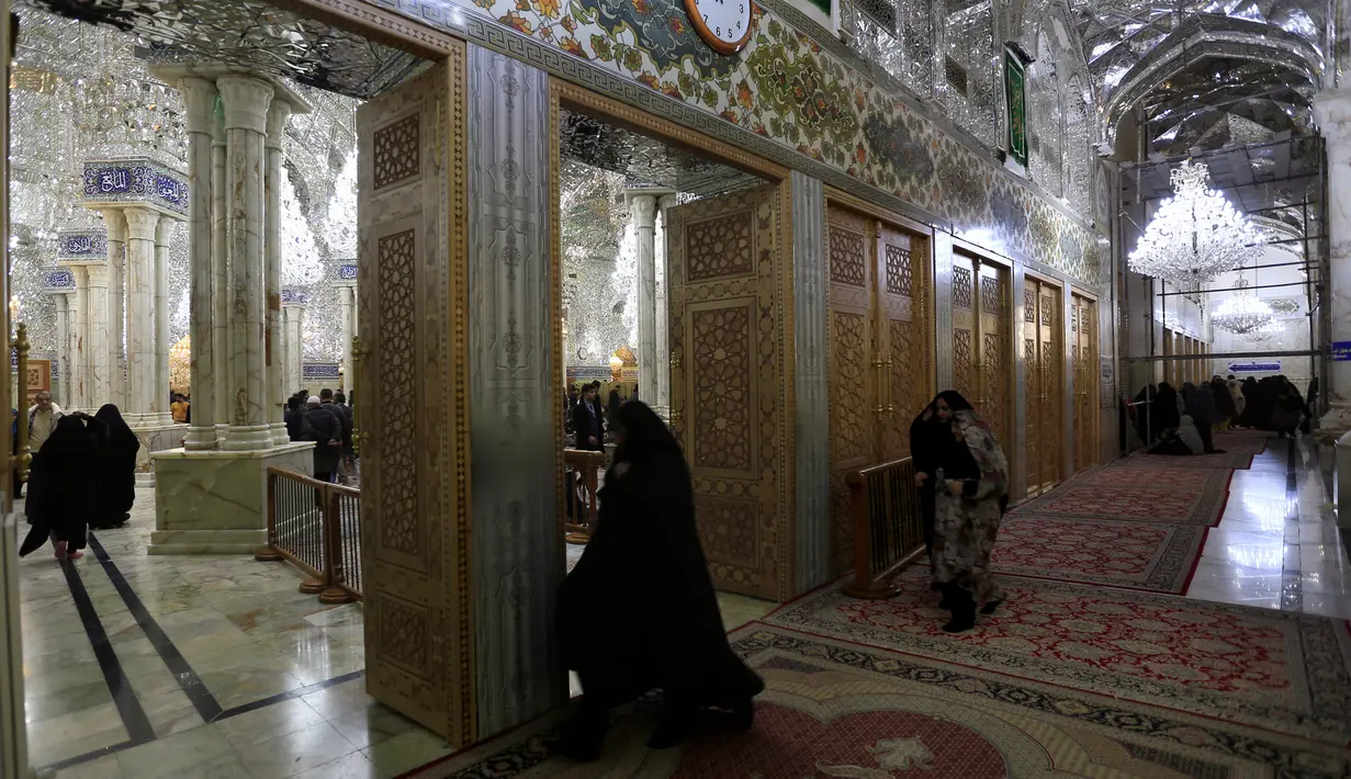 Sejumlah umat berada di dalam bangunan masjid makam Imam Ali di kota Najaf, Irak (23/1). Situs ini juga termasuk dalam daftar warisan dunia UNESCO. (AFP Photo/Haidar Hamdani)