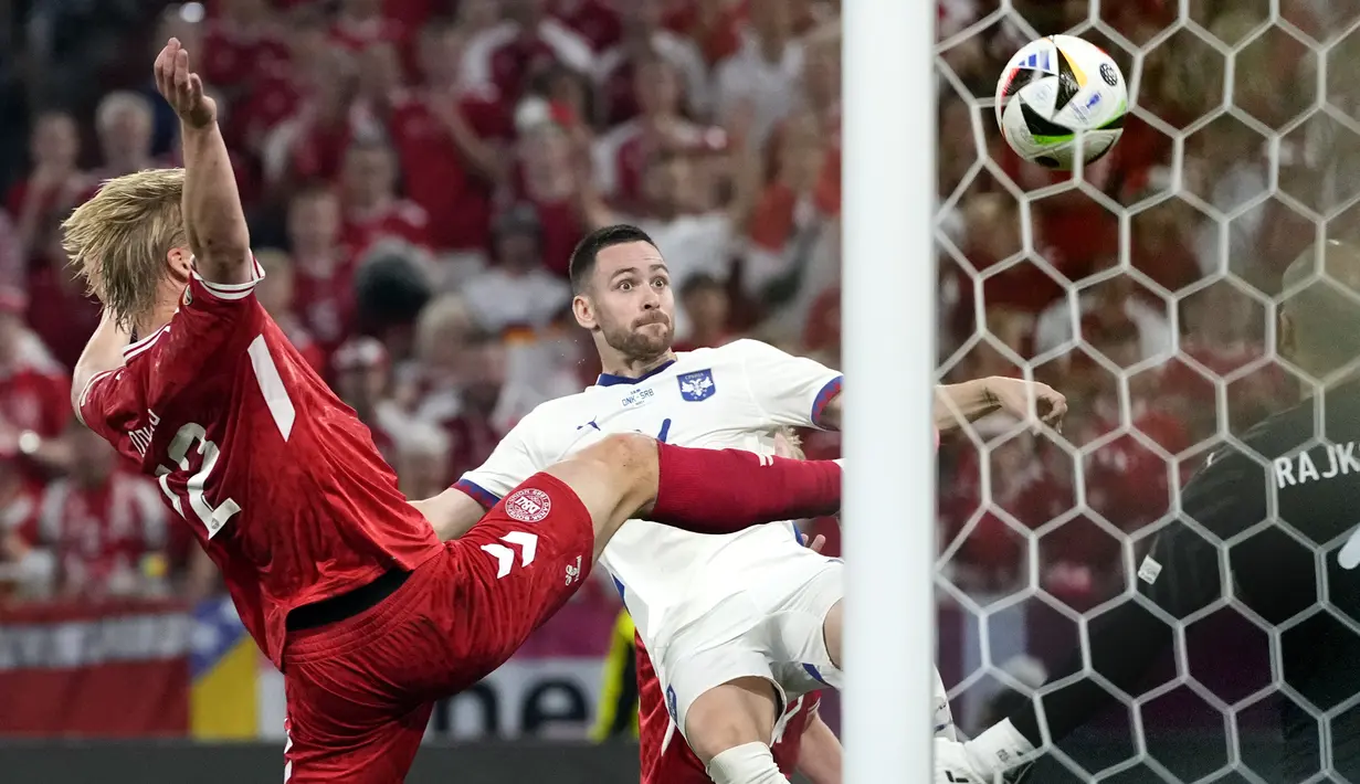 Tim Dinamit jadi runner up Grup C dan mendampingi Timnas Inggris yang keluar sebagai pemuncak klasemen. (AP Photo/Antonio Calanni)