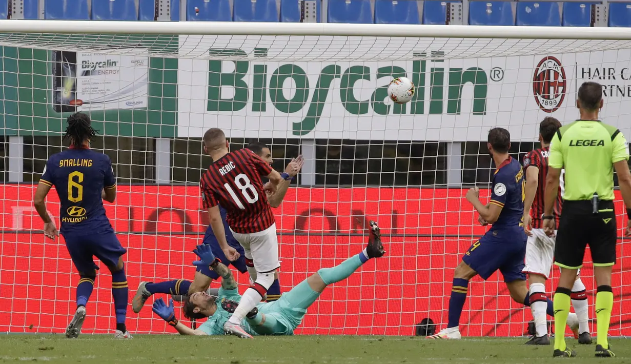 Pemain AC Milan Ante Rebic mencetak gol ke gawang AS Roma pada pertandingan Serie A di Stadion San Siro, Milan, Minggu (28/6/2020). AC Milan naik ke posisi 7 klasemen dengan 42 poin usai mengalahkan AS Roma 2-0. (AP Photo/Luca Bruno)