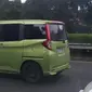 Tanpa kamuflase dan menggunakan pelat nomor putih, Daihatsu Thor melenggang di jalanan Indonesia.