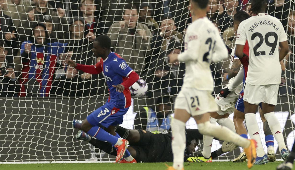 Pemain Crystal Palace, Tyrick Mitchell, mencetak gol ke gawang Manchester United pada laga pekan ke-36 Premier League 2023/2024 yang digelar di Selhurst Park, Selasa (7/5/2024). (AP Photo/Ian Walton)