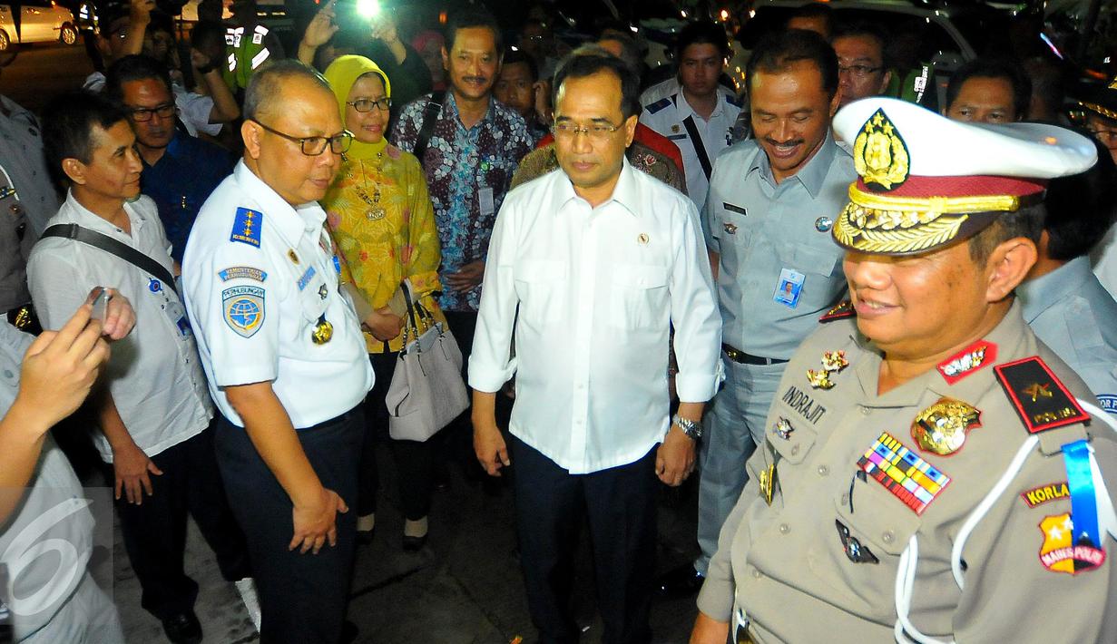 Menhub Budi Karya Sumadi saat berbincang dengan media di pintu keluar tol Brebes Timur atau Brexit Jumat (23/12). Kelancaran arus lalin tersebut tidak lepas dari pembatasan angkutan barang yang melalui jalan tol. (Liputan6.com/Angga Yuniar)