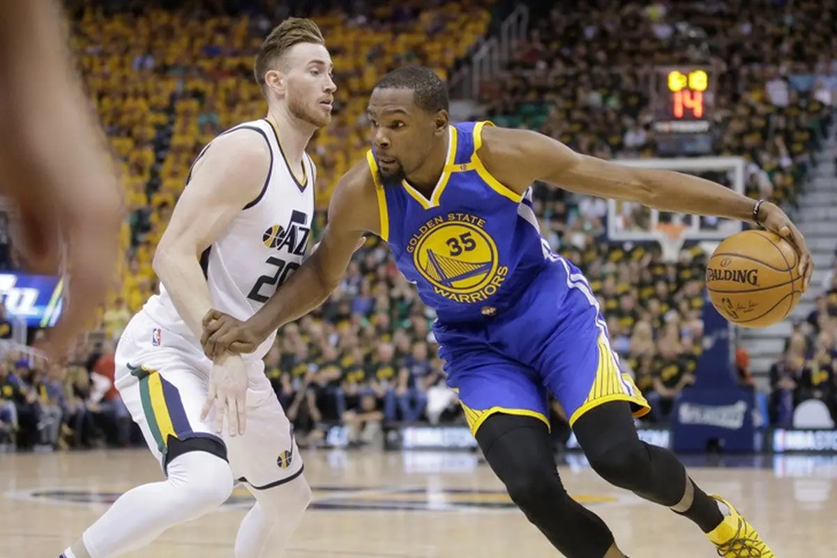 Forward Golden State Warriors, Kevin Durant (kanan).