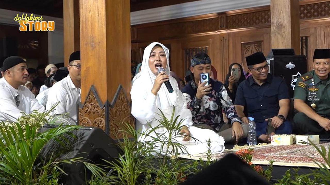 Tak sampai disitu, Irfan Hakim juga memuji sosok Soimah. Irfan Hakim bahkan menyebut jika Soimah sebagai 'raja artis'.<br>