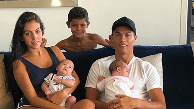 Cristiano Ronaldo dan kekasihnya, Georgina Rodriguez baru saja dikaruniai anak perempuan pada Minggu (12/11/2017). Kabar ini diumumkan langsung oleh Ronaldo di akun Instagram pribadinya. (Instagram/georginagio)