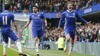 Gelandang Chelsea Marcos Alonso merayakan gol ke gawang Arsenal dalam lanjutan Liga Inggris di Stamford Bridge, London, Sabtu (4/2/2017) malam WIB. (AP Photo/Frank Augstein)