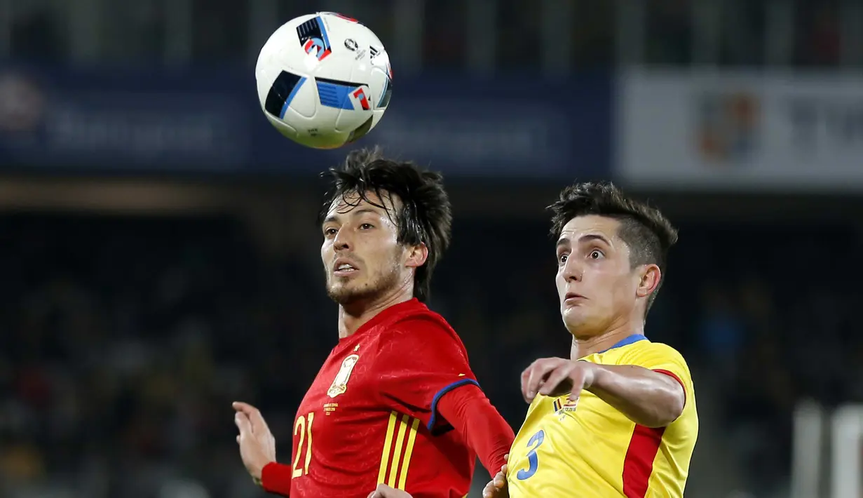 Pemain Spanyol, David Silva (kiri) berduel dengan Rumania, Steliano Filip pada laga persahabatan di Stadion Cluj Arena, Cluj, Senin (28/3/2016) dini hari WIB. (EPA/Robert Ghement)