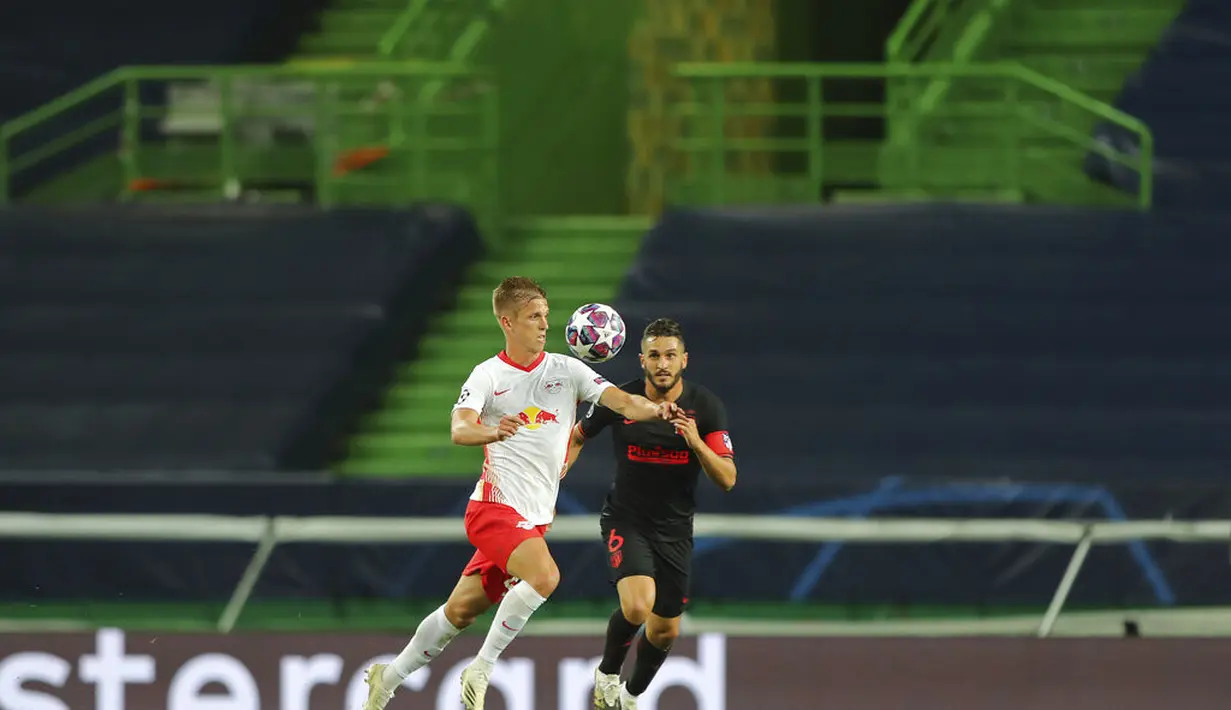 Pemain RB Leipzig, Dani Olmo mengontrol bola dari kawalan pemain Atletico Madrid, Koke pada perempat final Liga Champions di stadion Jose Alvalade di Lisbon, Portugal, Kamis, (13/8/2020). RB Leipzig menang tipis 2-1 dan melaju ke semifinal. (Miguel A. Lopes/Pool Photo via AP)