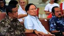 Legenda bulutangkis Indonesia, Tan Joe Hok (tengah) saat menghadiri perayaan HUT Persatuan Bulutangkis Seluruh Indonesia ke-65 di Jakarta, Senin (9/5/2016). HUT PBSI diikuti dengan pelepasan tim Thomas dan Uber Indonesia. (Liputan6.com/Helmi Fithriansyah)