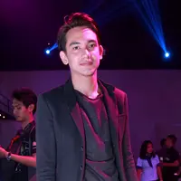 Aktor muda berbakat Adipati Dolken memang hingga kini kerap dikaitkan memiliki hubungan spesial dengan wanita. (Galih W. Satria/Bintang.com)