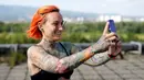  Kaitlin berfoto selfie dengan dua mata kail yang menembus kulit sebelum melakukan aksi berani menggantungkan tubuhnya di Zagreb, Kroasia, (7/6). Kaitlin terlihat tenang meski sejumlah mata kail tajam menembus kulitnya. (REUTERS/Antonio Bronic)