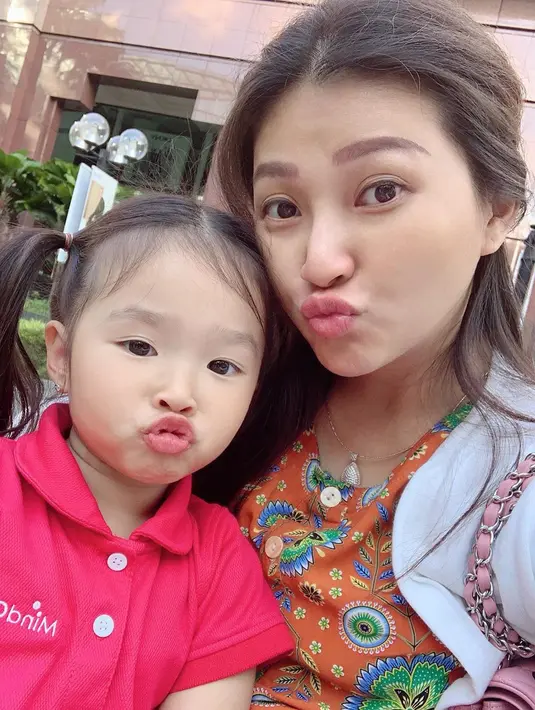 Kerap menggunakan daster dan tampil tanpa riasan membuat Sarwendah dikenal dengan kesederhanaannya. Sarwendah pun tak malu untuk membagikan momenya saat menjadi ibu rumah tangga. Potretnya seperti mengantar anak, mencuci pakaian, hingga menyeterika banyak menuai pujian. (Liputan6.com/IG/sarwendah29)