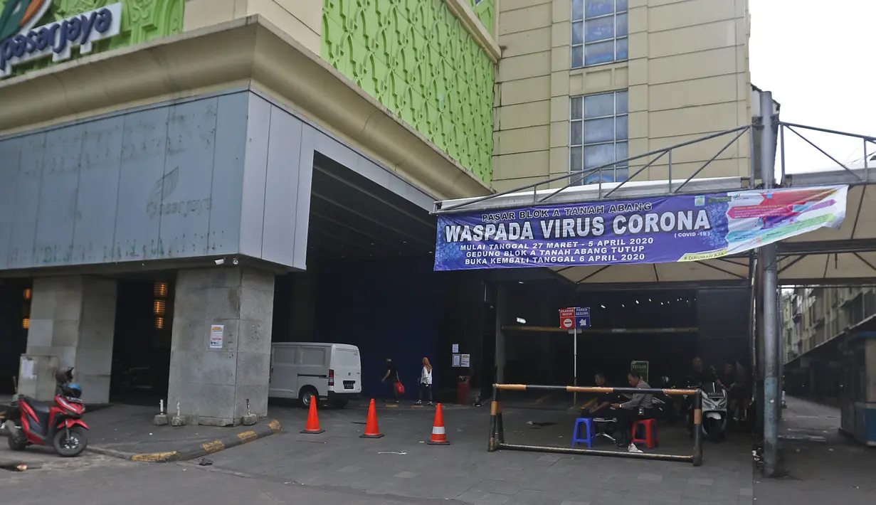Suasana Blok A Pasar Tanah Abang yang tutup di Jakarta, Jumat (27/3/2020). Sebagai upaya pencegahan penularan virus Corona COVID-19, Perumda Pasar Jaya menutup sementara aktivitas perdagangan di Pasar Tanah Abang Blok A, B dan F terhitung 27 Maret hingga 5 April 2020. (Liputan6.com/Herman Zakharia)