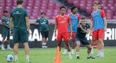 Pelatih kepala Timnas Indonesia, John Herdman memberikan instruksi kepada para pemain saat latihan resmi menjelang laga FIFA Matchday melawan Oman di Stadion Utama Gelora Bung Karno (SUGBK), Senayan, Jakarta, Kamis (04/06/2026) WIB. (Bola.com/Bagaskara Lazuardi)