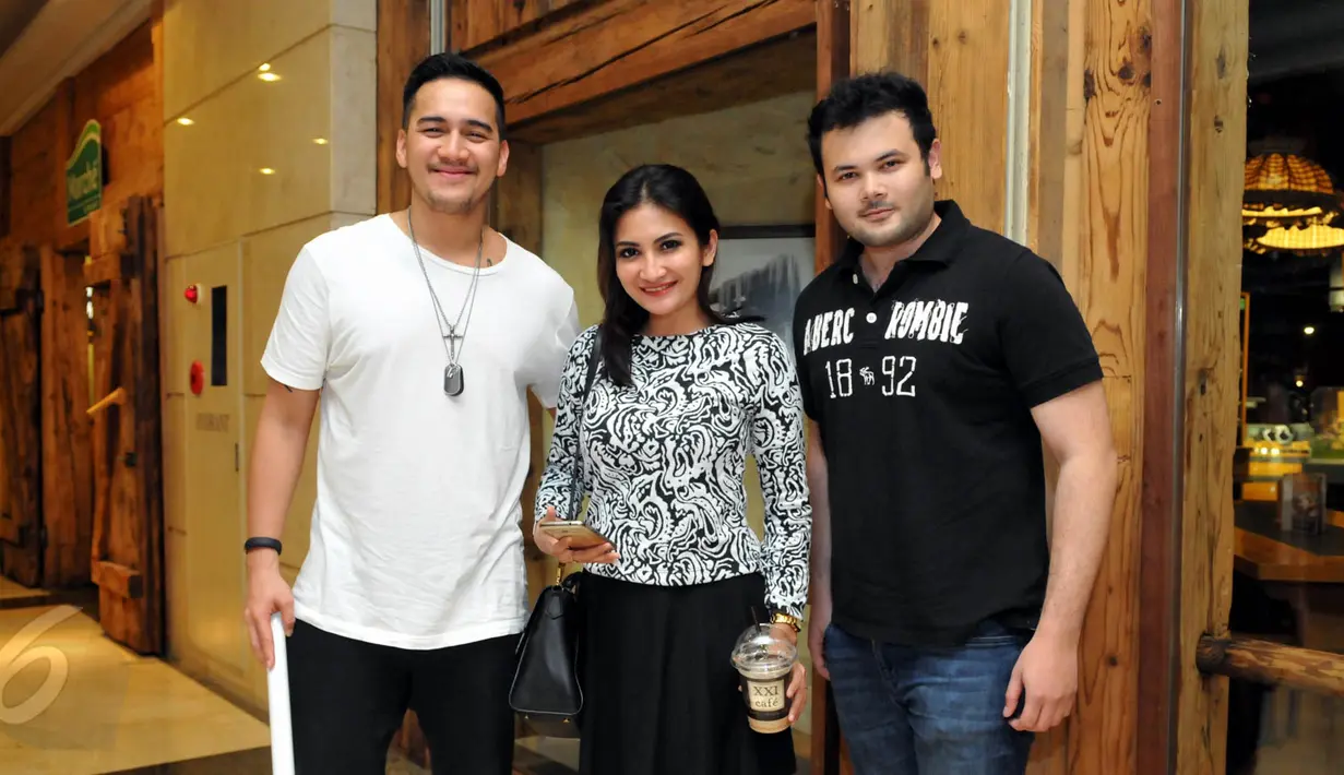 Mario Lawalata, Nathalie Margareth dan Ridho Rhoma saat menghadiri Gala Premier San Andreas di XXI Plaza Senayan, Jakarta (27/5/2015). San Andreas menceritakan bencana gempa bumi yang terjadi di California, AS. (Liputan6.com/Panji Diksana)