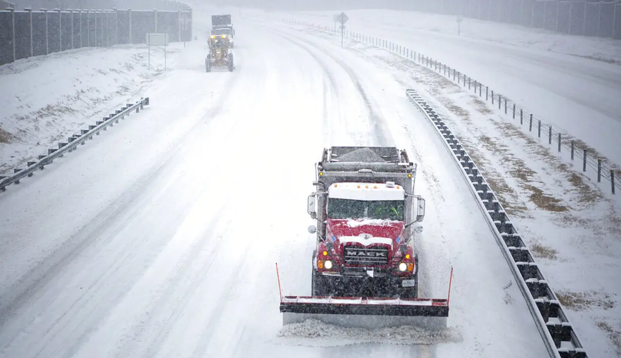 Sejumlah truk membersihkan jalanan saat badai salju di Roanoke, Virginia, Amerika Serikat, 16 Januari 2022. (Scott P. Yates/The Roanoke Times via AP)