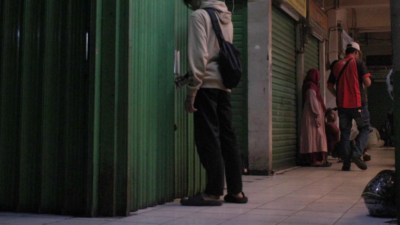FOTO: Pasar Pramuka Lumpuh, Pedagang Gelar Aksi Tolak Revitalisasi yang Dinilai Memberatkan