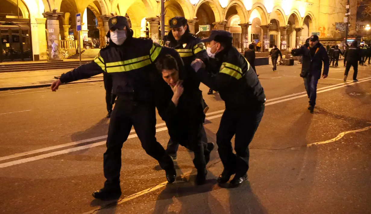 Polisi menahan seorang pengunjuk rasa dekat Gedung Parlemen Georgia di Tbilisi, Georgia, Kamis (9/3/2023). RUU "Agen Asing" mewajibkan organisasi Georgia yang menerima lebih dari 20 persen dana dari luar negeri agar mendaftar sebagai “agen asing” karena kalau tidak, akan didenda. (AP Photo/Zurab Tsertsvadze)