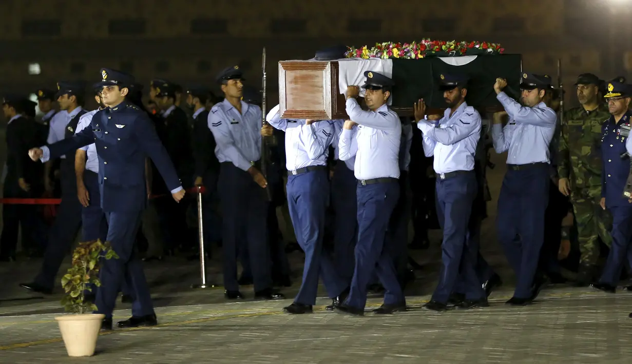 Petugas mengangkat peti jenazah pilot jet tempur Pakistan, Marium Mukhtiar (22) saat upacara penghormatan di pangkalan AU di Karachi, Selasa (24/11). Marium tewas setelah pesawatnya mengalami kecelakaan di Provinsi Punjab. (REUTERS/Akhtar Soomro)