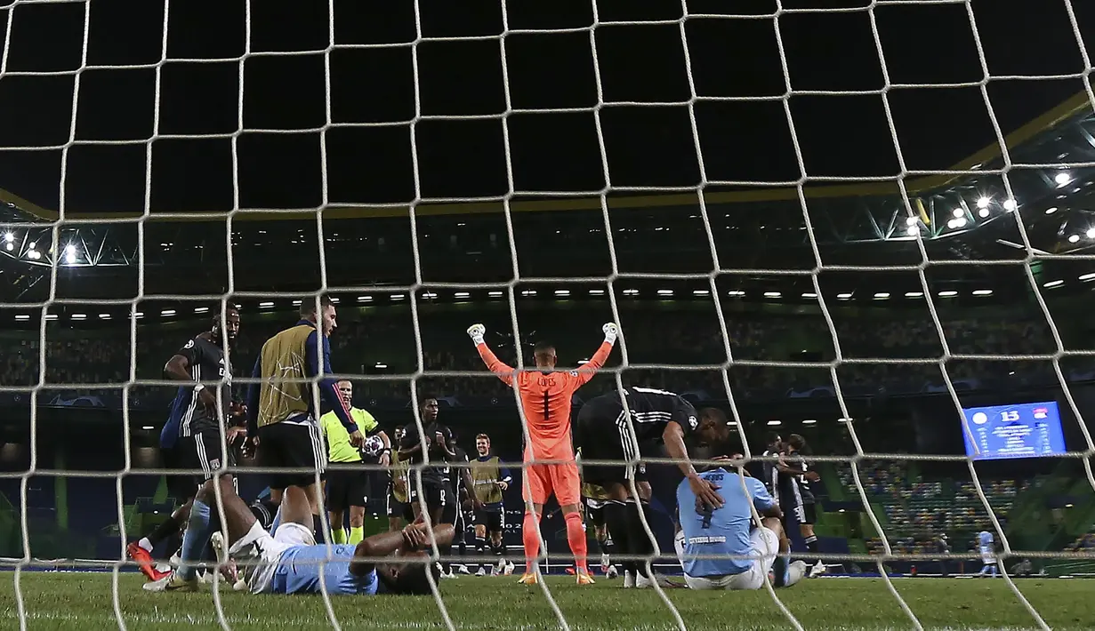 Kiper Lyon Anthony Lopes merayakan kemenangan atas Manchester City pada perempat final Liga Champions di Stadion Jose Alvalade, Lisbon, Portugal, Sabtu (15/8/2020). Lyon mengalahkan Manchester City 3-1. (Miguel A. Lopes/Pool via AP)
