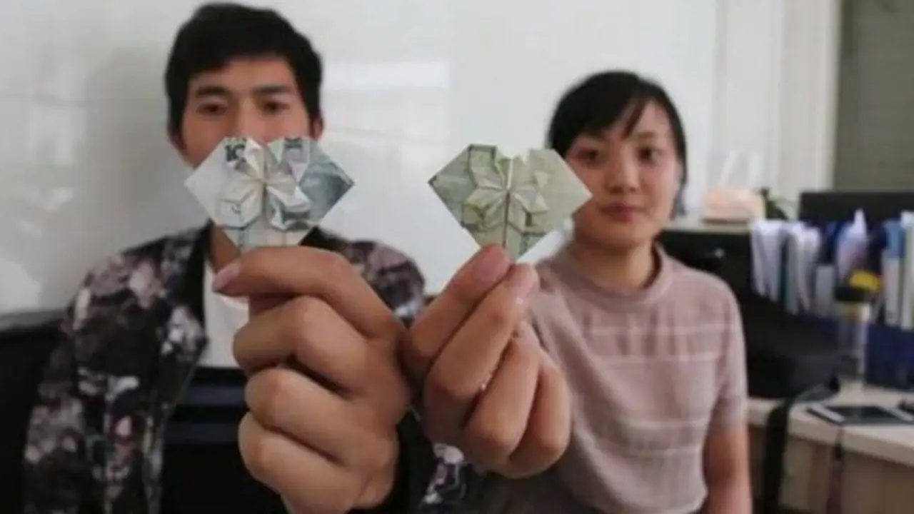 Suami buat origami dari uang untuk istri/copyright stomp.straitstimes.com