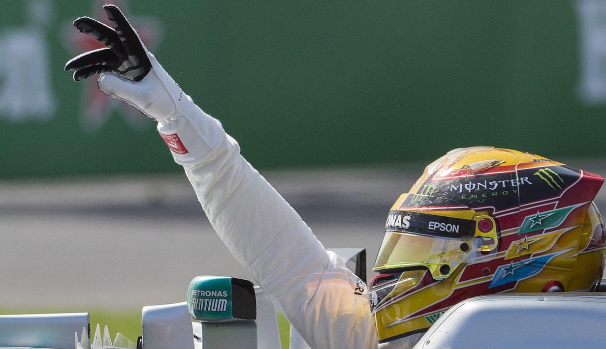 Lewis Hamilton mengangkat tangan menyapa fans setelah menjuarai ajang Formula One Canadian Grand Prix di Montreal, Canada, (11/6/2017). (Graham Hughes/The Canadian Press via AP)