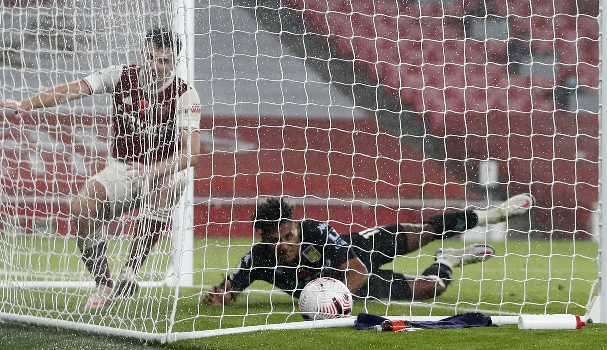 Pemyerang Aston Villa, Ollie Watkins mencetak gol kedua untuk timnya ke gawang Arsenal pada lanjutan Liga Inggris di Emirates Stadium, Senin (9/11/2020) dini hari WIB. Arsenal dibantai Aston Villa tiga gol tanpa balas. (AP Photo/Alastair Grant, Pool)