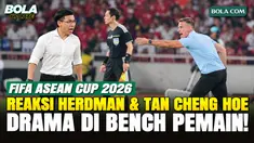 Momen aksi dan reaksi John Herdman bersama staf Timnas Indonesia dari bench saat menghadapi Malaysia di Stadion Utama Gelora Bung Karno (SUGBK). Terlihat pula reaksi pelatih Malaysia, Tan Cheng Hoe, dan para stafnya saat pertandingan FIFA ASEAN Cup 2...