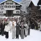 Chanel beri penghormatan kepada Karl Lagerfeld, sutradara kreatifnya yang telah tiada di Paris Fashion Week 2019. (Christophe ARCHAMBAULT / AFP)