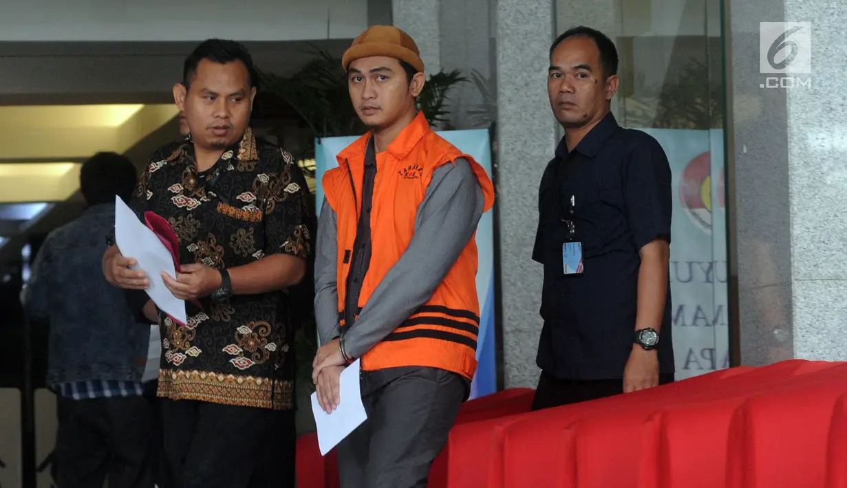 Adik Bupati nonaktif Kabupaten Mesuji Khamami, Taufik Hidayat (tengah) meninggalkan gedung KPK seusai menjalani pemeriksaan di Jakarta, Kamis (18/4). Taufik diperiksa sebagai tersangka dalam kasus dugaan korupsi proyek infrastruktur di Dinas PUPR Kabupaten Mesuji. (merdeka.com/Dwi Narwoko)