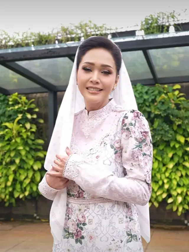 Potret Gamis Motif Floral Maia Estianty