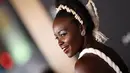 Lupita Nyong'o berpose saat menghadiri pemutaran perdana film Black Panther: Wakanda Forever" di Dolby Theatre di Los Angeles pada Rabu, 26 Oktober 2022.  Bibirnya dicat dengan warna merah mengkilap dan dia memakai shimmer di matanya untuk tampilan yang bercahaya.  (AFP/Valerie Macon)