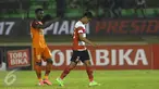 Pemain belakang PBFC, Dirkir Kohn Glay (kiri) menunjuk Fachrudin WA (Madura United) yang akan melakukan tendangan penalti saat laga 8 besar PIala Presiden 2017 di Stadion Manahan Solo, Sabtu (25/2). PBFC unggul 5-4 (0-0). (Liputan6.com/Helmi Fithriansyah)